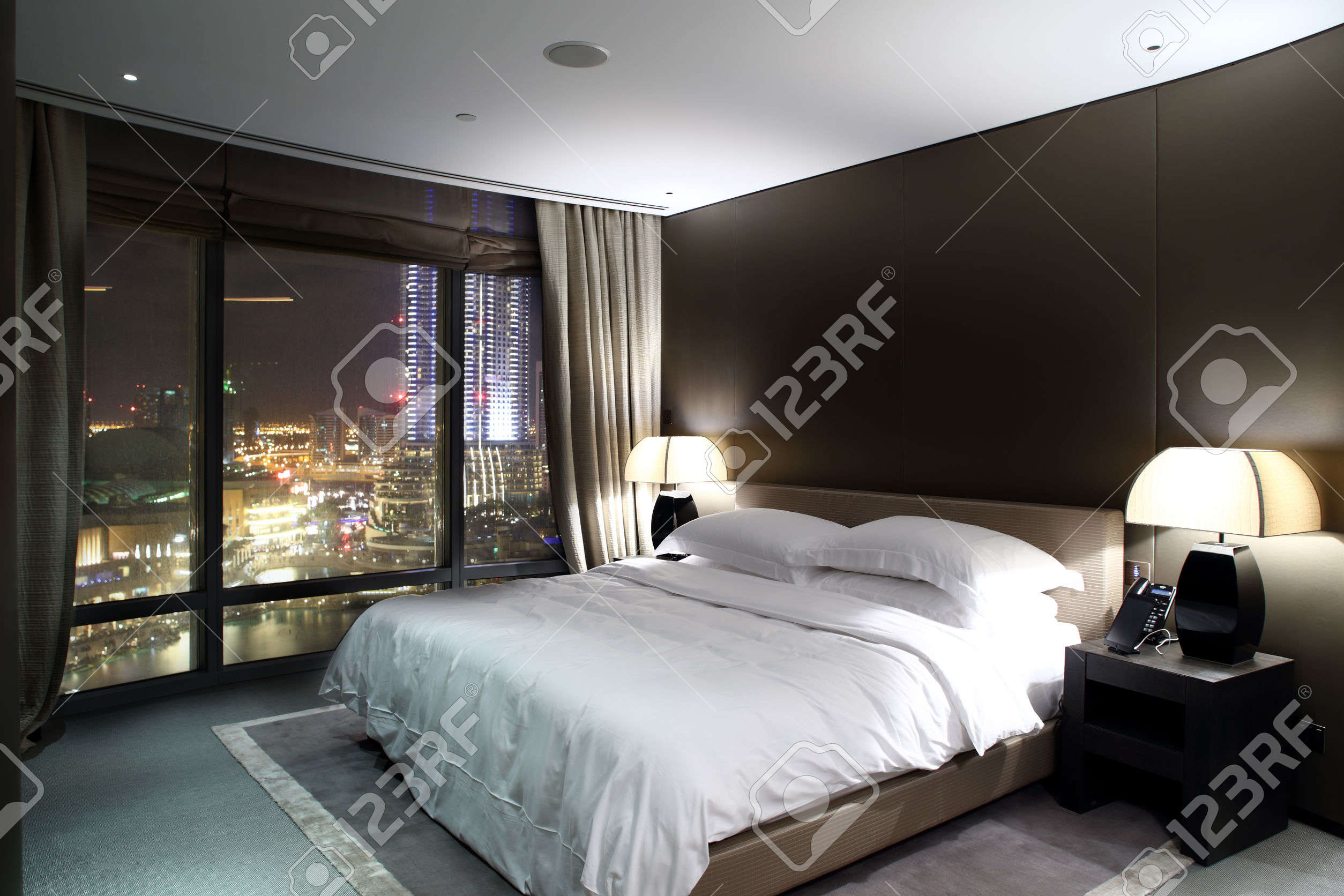 27974932-brillante-y-nuevo-interior-del-dormitorio-europeo-Foto-de